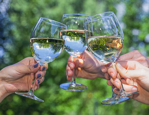 Beber agua entre copas no rebaja el alcohol