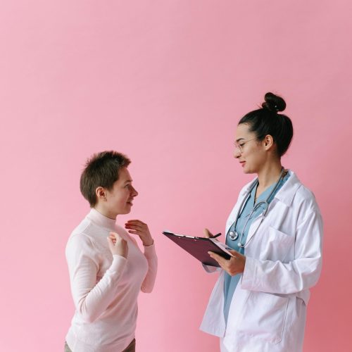 Paciente consultando con una especialista sobre las coberturas de su seguro médico sin copagos para medicina preventiva.
